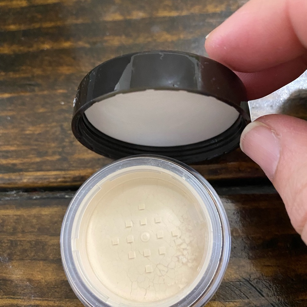 Laura Mercier translucent loose setting powder and eye color - Picture 2 of 4